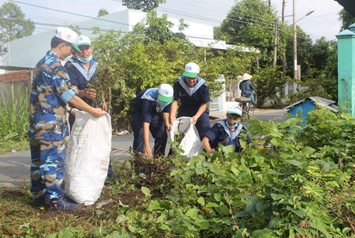 Dọn rác hưởng ứng Chiến dịch làm cho thế giới sạch hơn 2015 tại tỉnh An Giang